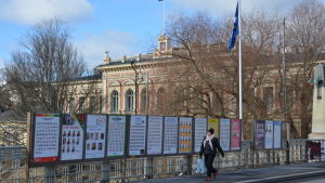 Regelbundna val gör att beslut ofta fattas på kort sikt. Kandidatlistor längs Aurabron i Åbo under kommunalvalet.