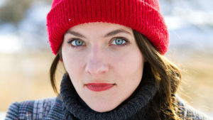 Skådespelaren Anna Paavilainen översatte sina favoritpodcasts från svenska till finska och tillsammans med studeranden från Teaterhögskolan uppträder de med materialet under några kvällar på Ode. Anna Paavilainen katsoo intensiivisesti kameraan punainen pipo päässään.