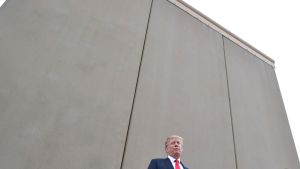 Donald Trump vid en av de prototyper till gränsmurar som monterats upp nära San Diego, gränsstaden i sydligaste Kalifornien. Bilden tagen tisdagen 13.3. Donald Trump vid en av de prototyper till gränsmurar som monterats upp nära San Diego, gränsstaden i sydligaste Kalifornien. Bilden tagen tisdagen 13.3.
