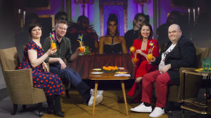 Eva Frantz och Johan Lindroos leder De Eurovisa, med gästerna Mårten Svartström och Erica Back.