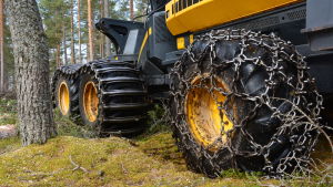 Vid plockavverkning tas de det beästa virket till vara. Men metoden är utmanande eftersom skogsmaskinerna helst inte ska skada de andra träden under avverkningen. Skogsmaskin i terrängen i Maxmo.