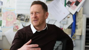 Niklas Wahlström som är rektor för Gymnasiet Grankulla samskola har inget intresse av att tävla om vem som är "bäst". Niklas Wahlström är rektor för Gymnasiet Grankulla samskola.