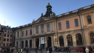 Svenska Akademiens sammankomster hålls i gamla börshuset i Gamla stan i Stockholm. Börshusets byggnad i Gamla stan i Stockholm.