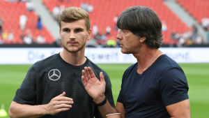 Förbundskapten Joachim Löw ger Timo Werner instruktioner i tränignsmatchen mot Saudiarabien. Förbundskapten Joachim Löw ger Timo Werner instruktioner i tränignsmatchen mot Saudiarabien.