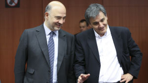 Greklands finansminister Eucleidis Tsakalatos (till höger) och EU-kommissionären med ansvar för finansiella frågor, Pierre Moscovici, vid finansministermötet i Bryssel den 9 maj 2016. Greklands finansminister Eucleidis Tsakalatos (till höger) och EU-kommissionären med ansvar för finansiella frågor, Pierre Moscovici, vid finansministermötet i Bryssel den 9 maj 2016.