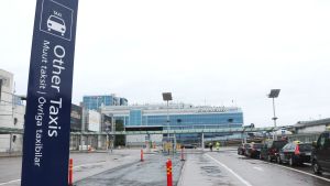 Tillsvidare tomt i filen för övriga taxibilar. Skylt på Helsingfors-Vanda flygfält som det står "texten Övriga taxibilar" på.