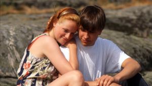 Johanna ja Anttu rannalla Love Story -sarjassa