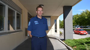 Mikael Appel, kommunikationschef vid polisinrättningen i Österbotten. Mikael Appel utanför polisinrättningen i Österbotten.