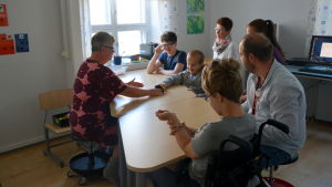 Varje skoldag börjar med morgonsamling. Dagen börjar alltid med morgonsamling