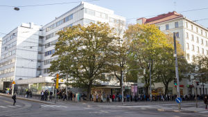 Vissa hävdar till och med att inkomstklyftor sporrar - att en viss form av fattigdom alltså är bra för Finlands ekonomi. Leipäjono Helsinginkadulla Helsingissä.