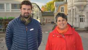 Rådhustorget är en viktig del av Ekenäs. Simon Store tycker inte att torget behöver mera planteringar. Lotta Lerviks kan redan nu se turistbussarna köra runt i Ekenäs. en man i blå dunrock och en kvinna i röd jacka står ute på Rådhustorget i Ekenäs. De ser mot kameran och ler.