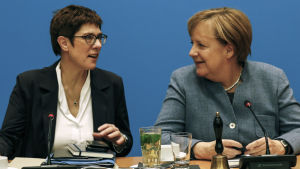 Annegret Kramp-Karrenbauer och Angela Merkel sägs komma bra överens. Annegret Kramp-Karrenbauer och Angela Merkel.