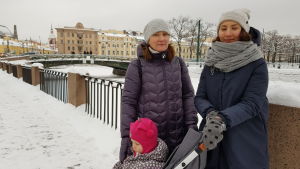 Olga Ljubimova (till höger) hoppas att det ska bli lättare att ta sig fram med barnvagn i staden. Olga Ljubimova (till höger) hoppas att det ska bli lättare att ta sig fram med barnvagn i Sankt Petersburg.