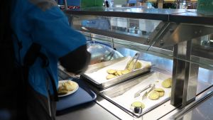 I Mattlidens skola fick eleverna spenatplättar i måndags. Spenatplättar i Mattlidens skola i Esbo.