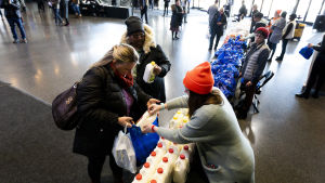 Mjölken var populär på matbanken i Brooklyn. Bild uppifrån ut över matbankens utdelning i Brooklyn.åt permitterade statsanställda.