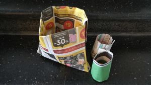 Tidningar fungerar bäst för samling av bioavfall. Biojätepussi ja taimipotteja sanomalehdestä taiteltuina