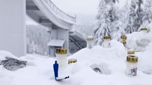 Privatpersoner har fört gravljus till hoppbacken på Matti Nykänens hemort Jyväskylä. Gravljus och en liten, blå backhopparfigur i plast vid hoppbacken i Jyväskylä, till minne av Matti Nykänen.