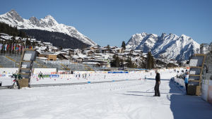 Ett lätt motlut avslutar sprintbanan. Längdskidåkningens upplopp i skid-VM i Seefeld.