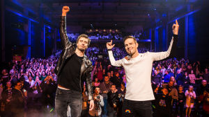 Darude (oik.) ja Sebastian Rejman edustavat Suomea Euroviisuissa. Darude ja Sebastian Rejman yleisön edessä Logomon lavalla UMK19 showssa