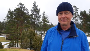Ab Eke Golfs styrelseordförande Johan Törnqvist. Man i blå jacka och mössa ler mot kameran. Han heter Johan Törnqvist.