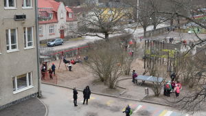 Om personalen i skolan misstänker att det förekommit misshandel kontaktas skolpolisen. Barn och vuxna på skolgård.
