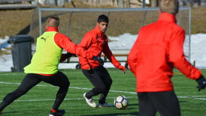 Mittfältaren Robles obekant med konstgräs. Luis Enrique Robles spelar på FF Jaros mittfält.
