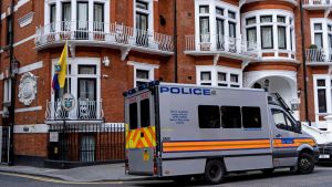 En polisbil utanför Ecuadors ambassad i London efter gripandet av Assange. En polisbil utanför Ecuadors ambassad i London.