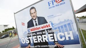 Heinz-Christian Straches EU-valskampanj för partiet FPÖ där han talar om att ett skyddat Österrike och vädjar om stöd för hembygden. Heinz-Christian Straches EU-valskampanj där han talar om att ett skyddat Österrike och där han vädjar om stöd för FPÖ och ett stöd för hembygden.
