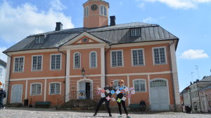 En man och en kvinna står framför rådhuset i Borgå.