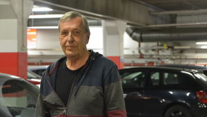 Leif Andersson tycker trängselavgifter kunde lugna ner städernas centrum. man står vid sin bil i en parkeringsgrotta.