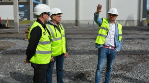 Patrik Nygård (till vänster), Per-Åke Fant och Petteri Saarinen på byggplatsen. Petteri Saarinen WasaCon, Patrik Nygård och Per-Åke Fant.