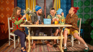 Camilla (Meri Anna Hulkkonen), Jakob Dunderskägg (Robert Kock), Peter (Emil Grudemo El Hayek) och Maria (Lidia Bäck). Skådespelarna i pjäsen Jakob Dunderskägg sitter runt ett bord på scenen.
