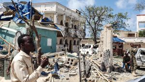 Attacken mot hotellet Medina i Kismayo pågick i över tio timmar. Byggnaden och muren som omger den var helt sönderskjutna och -sprängda då attacken var över. Bilden tagen lördagen den 13.7. Attacken mot hotellet Medina i Kismayo pågick i över tio timmar och byggnaden och muren som omger den var helt sönderskjutna och -sprängda då attacken var över. Bilden tagen lördagen den 13.7.