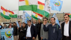 Demonstrationen på Senatstorget. Finlands kurdiska föreningar ordnade en demonstration på Senatstorget den 19 augusti 2019 mot Irans brott mot mänskliga rättigheter i samband med Irans utrikesministers besök i Finland.