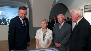 Polens president Andrzej Duda (till vänster) och Tysklands president Frank-Walter Steinmeier (längst till höger) besökte museet i Wielun i samband med minneshögtidligheterna som ordnades i staden. I mitten Zofia Burchacinska och Jozef Stepien, vittnen till bombningarna i Wielun. Polens president Andrzej Duda (till vänster) och Tysklands president Frank-Walter Steinmeier (längst till höger) besökte museet i Wielun i samband med minneshögtidligheterna i staden den 1 september 2019.
