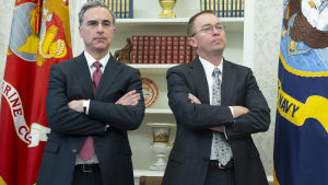 Advokaten Pat Cipollone (till vänster) och Trumps stabschef har haft huvudansvaret för att planera administrationens motoffensiv mot riksrättsprocessen. Advokaten Pat Cipollone och Trumps stabschef har haft huvudansvaret för att planera administrationens motoffensiv mot riksrättsprocessen.
