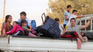 Tiotusentals civila är på flykt undan den turkiska invasionen av kurdområdet i nordöstra Syrien. Kurdiska flyktingar flyr från en syrisk stad under Tukiets offensiv mot norra Syrien i oktober 2019.