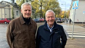 Alf Lindroos och Carl Ehlers har inget behov av att besöka nattklubbar. två äldre herrar står på en gata i studentkvarteren i Åbo i höstväder