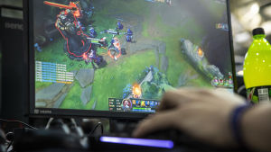 E-sporten är en av få verksamheter vid ungdomsföreningarna som kunnat fortsätta trots pandemin. Pelaaja pelaamassa Gyostage -lähiverkkotapahtumassa