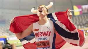 Karsten Warholm jublar efter sitt VM-guld i Doha.