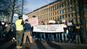 Flyktingar protesterar mot Finlands strikta asylpolitik Irakiska flyktingar demonstrerar i Helsingfors i februari 2017.