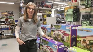 Ännu finns det varor i hyllorna, men uteblir leveranserna från utlandet, måste man försöka hitta ersättande varor, säger Sabrina Casagrande. Sabrina Casagrande i leksaksaffären.
