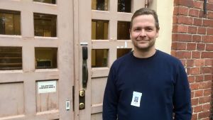Kim Kronström tycker att de psykiatriska sjukskötarnas jobb i skolorna har burit frukt. Kim Kronström brevid dörren till ungdomspsykiatriska avdelningen vid ÅUCS.
