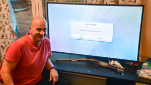 Familjen har vant sig vid ett begränsat antal kanaler. Dan Wickholm vid sin tv.