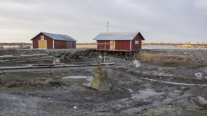 Vid lågvatten har båtar stått på botten. Svedjehamnin satamassa odotellaan, koska päästään ruoppaamaan.