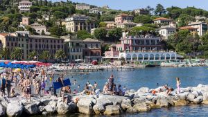 Ragnar Lundqvist har besökt Santa Margherita de Ligure och politikerna hoppas han ska kunna berätta mera om vad han såg där. En stad vid havet och det är fullt med människor på stranden.