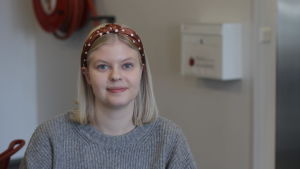 Michelle Storm använder sällan kontanter. En ung, vit kvinna med blont hår ler mot kameran.