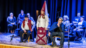 Medan Liljendal funderar på Lixit minns Pernå gamla goda tider. Revy på gång.