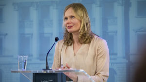 Forsknings- och kulturminister Hanna Kosonen anser att det är bättre att folk studerar än att de är arbetslösa. Hallituksen infotilaisuus koronavirustilanteesta 18.3.2020