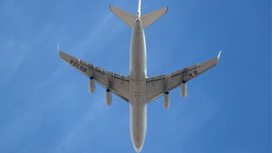Kaukoranta tror att de många positiva resultaten efter testningen av passagerare vid Åbo flygplats var avgörande för att regeringen skulle agera. Ett flygplan flyger.